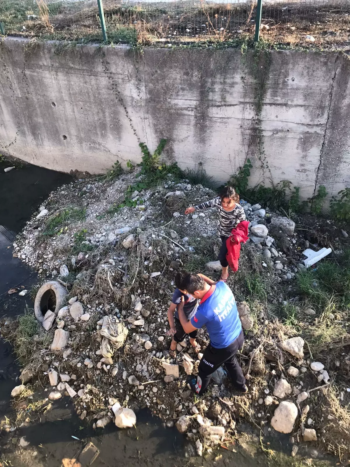 Son dakika haber! Osmaniye\'de boş dere yatağına düşen 2 çocuğu itfaiye kurtardı