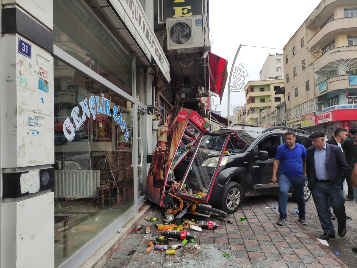 Siirt haberi: Siirt\'te hafif ticari araç ile otomobilin çarpışması sonucu 3 kişi yaralandı