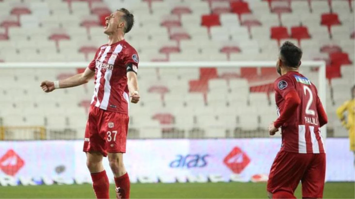 Sivasspor, sahasında Giresunspor\'u 3-0 mağlup etti