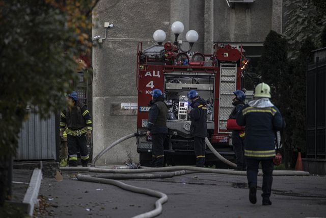 Ukrayna'nın başkenti Kiev'de art arda patlama sesleri! Halka 'Sığınaklara gidin' çağrısı yapılıyor Ukrayna'nın başkenti Kiev'de art arda patlama sesleri! Halka 'Sığınaklara gidin' çağrısı yapılıyor