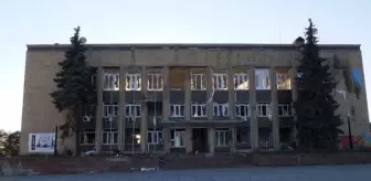 Ukraynalı sanatçı Mykola Serga'dan Kupyansk sokaklarında gitar performansı