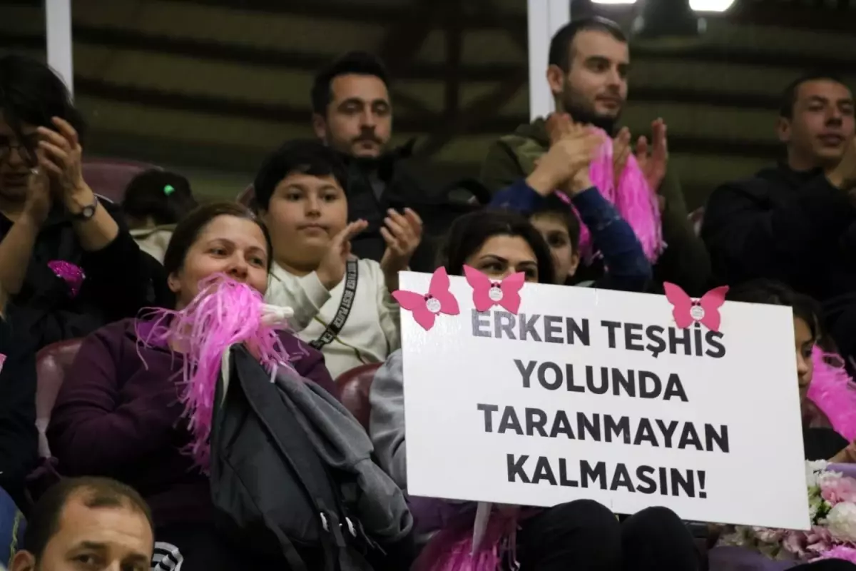 Voleybol müsabakasında meme kanserine dikkat çektiler