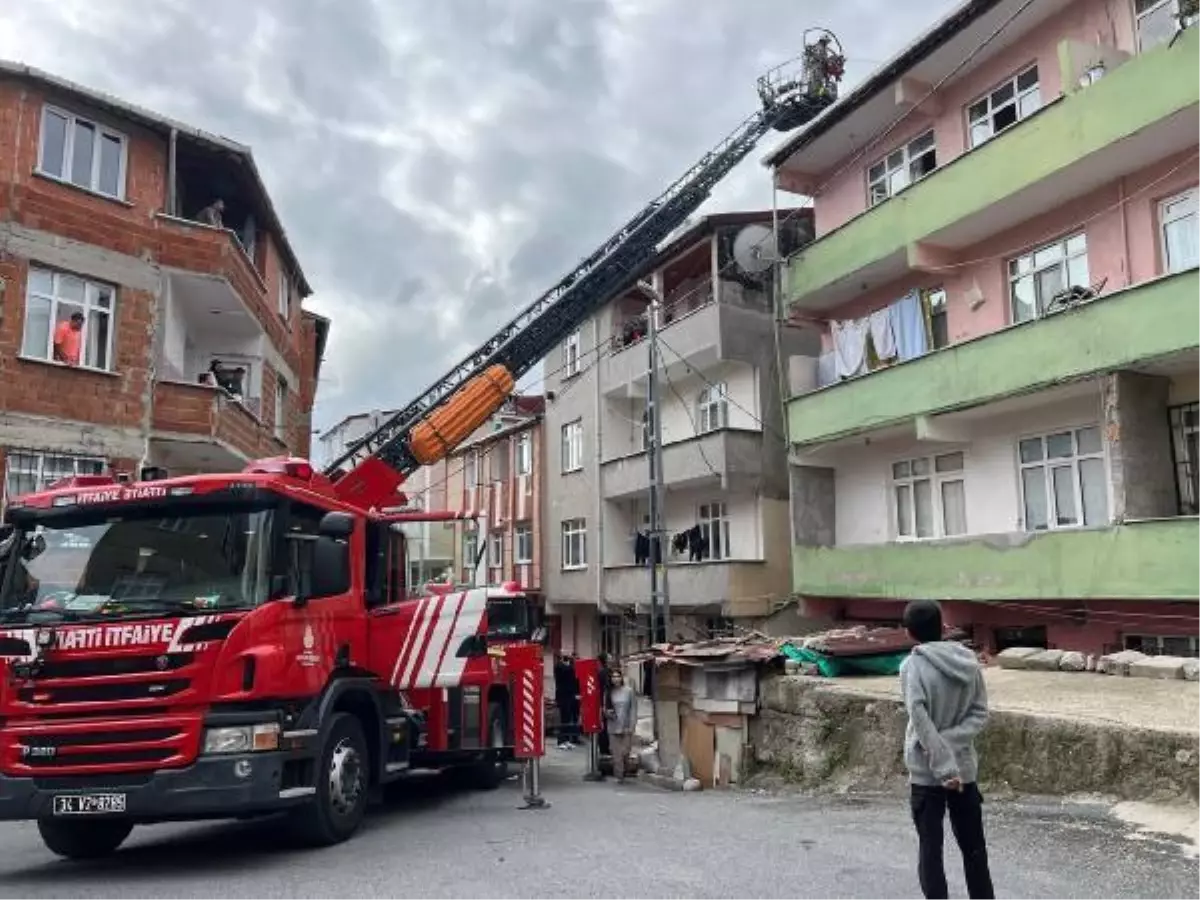 Son dakika haberleri... ARNAVUTKÖY\'DE ÇATI KATINDA YANGIN