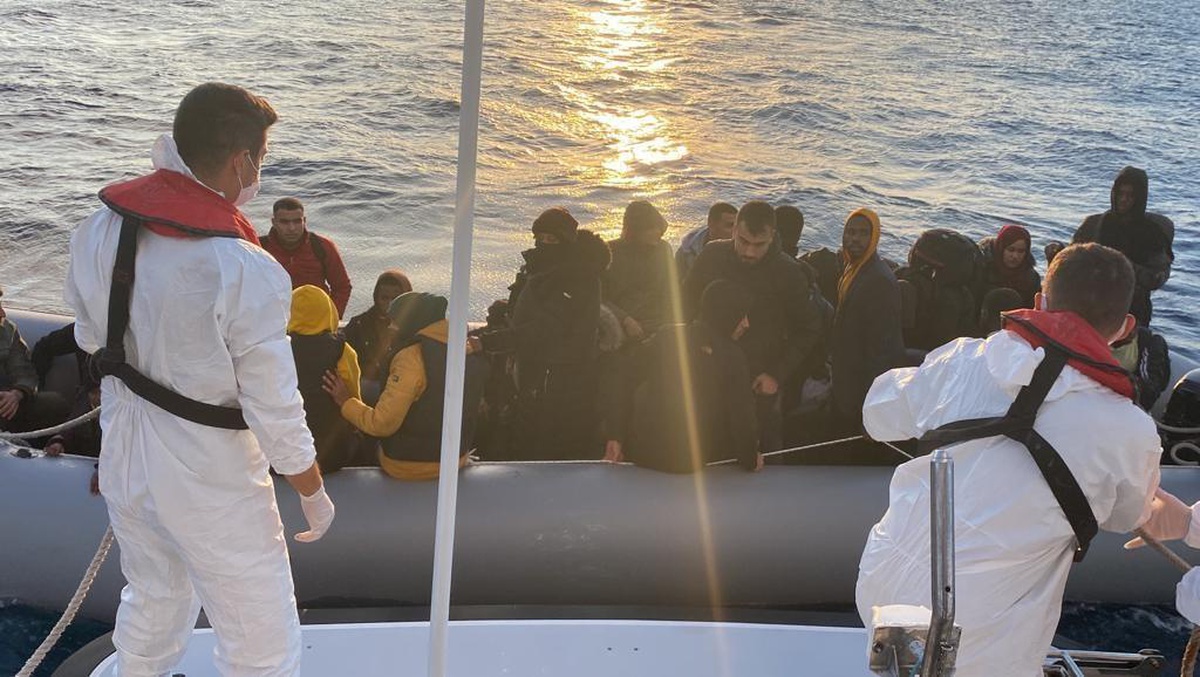 Balıkesir gündem haberi... Balıkesir açıklarında 28 düzensiz göçmen yakalandı
