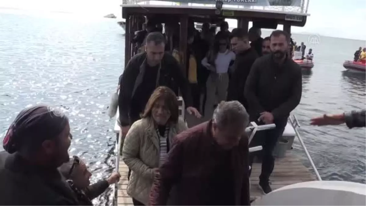 Balıkesir haber! BALIKESİR - Şahika Ercümen, Gömeç Su Altı Heykel Galerisi\'nde dalış yaptı