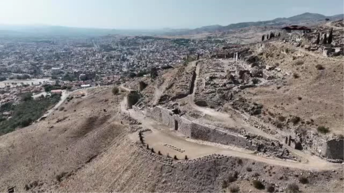 İzmir kültür sanat haberi | Bergama Antik Kenti\'ndeki 2 bin yıllık eserlere usta dokunuşu