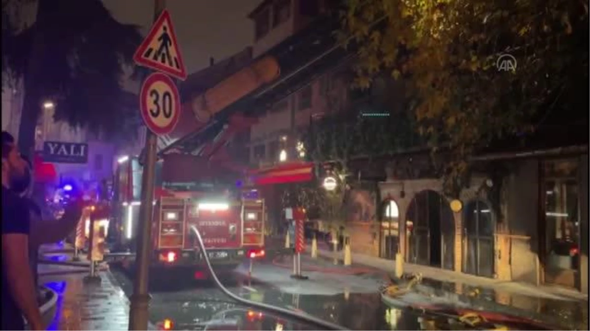 Beşiktaş\'ta 2 katlı ahşap iş yerinde çıkan yangın söndürüldü