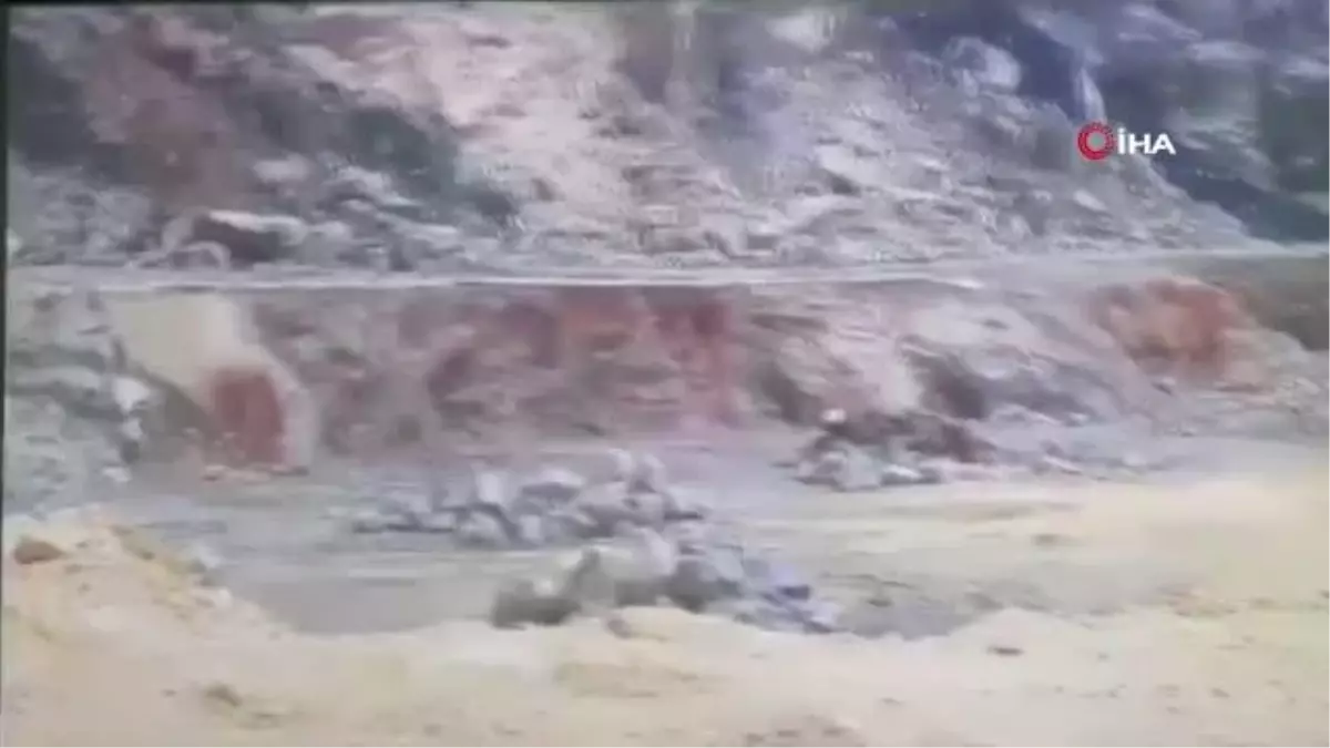 Çekmeköy\'de taş ocağında patlatılan dinamitler, çevredeki evlere ve camiye zarar verdi