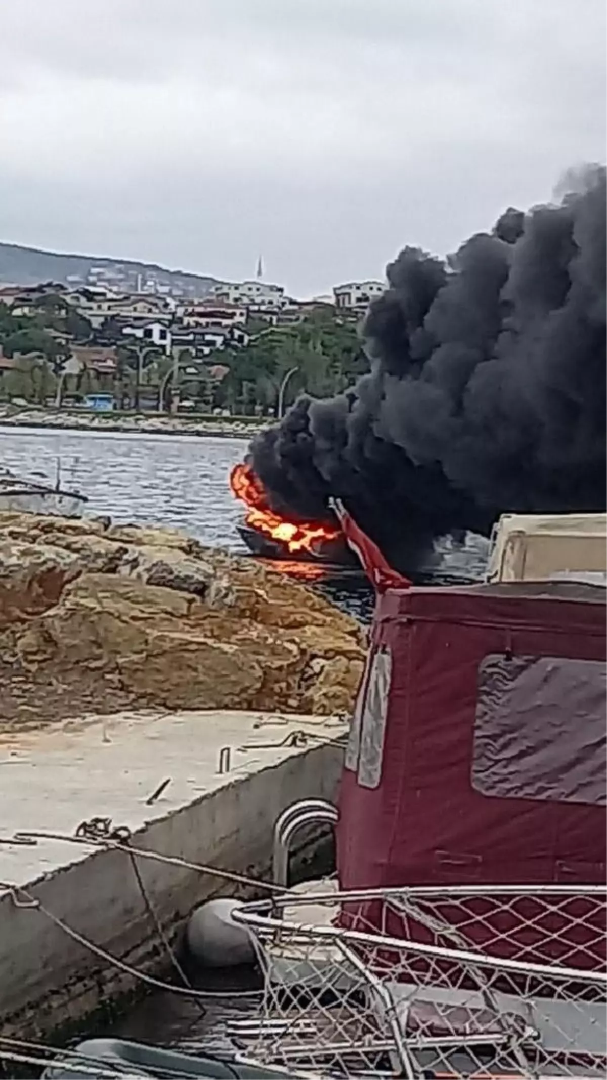 Kocaeli gündem haberi... Darıca\'da fiber tekne yandı