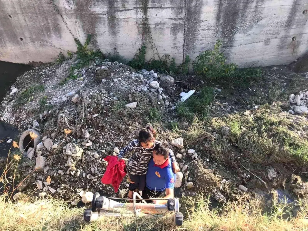 Son dakika haber... Derede mahsur kalan çocukların yardımına itfaiye yetişti