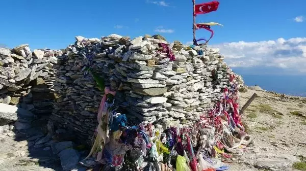 Dilek tutarken türbeyi yakıyorlardı