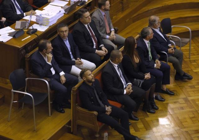 Dünyaca ünlü futbolcu Neymar sanık koltuğunda! Suçlamayı reddedip topu babasına attı