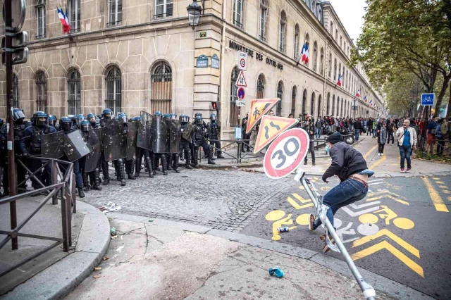Fransa'da hayat pahalılığı protesto eden halk sokağa çıktı! Polisle ve vatandaşlar arasında arbede yaşandı