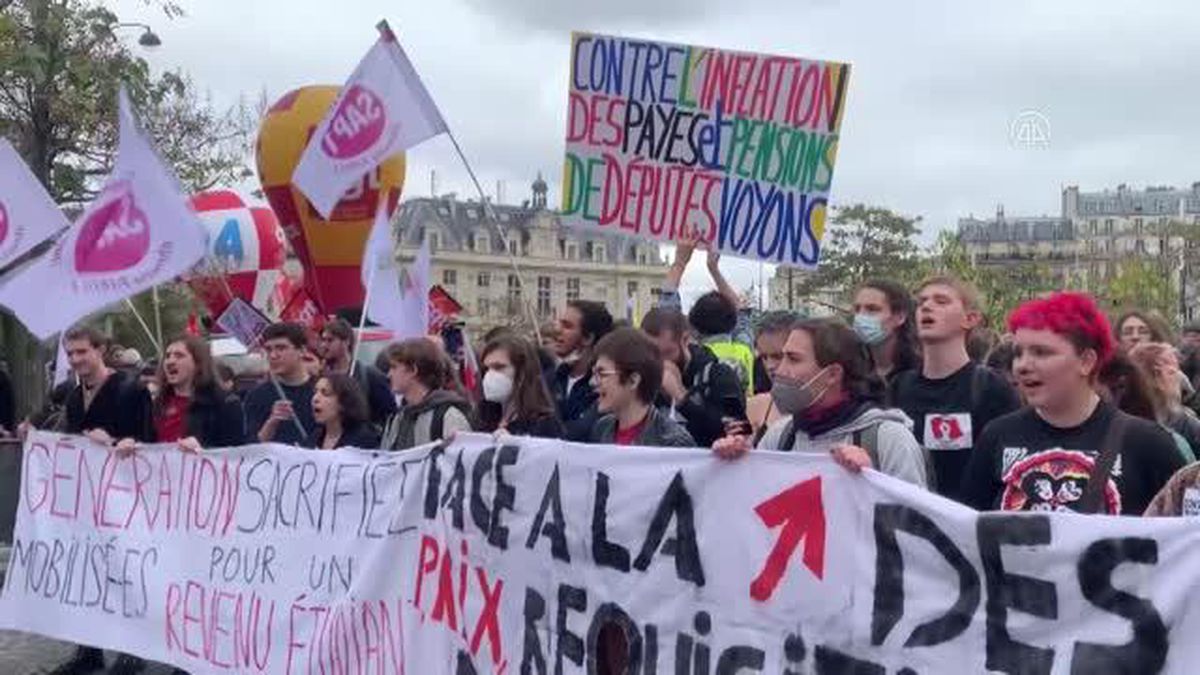 Fransa'da çok sayıda meslek mensubu greve gitti (1)