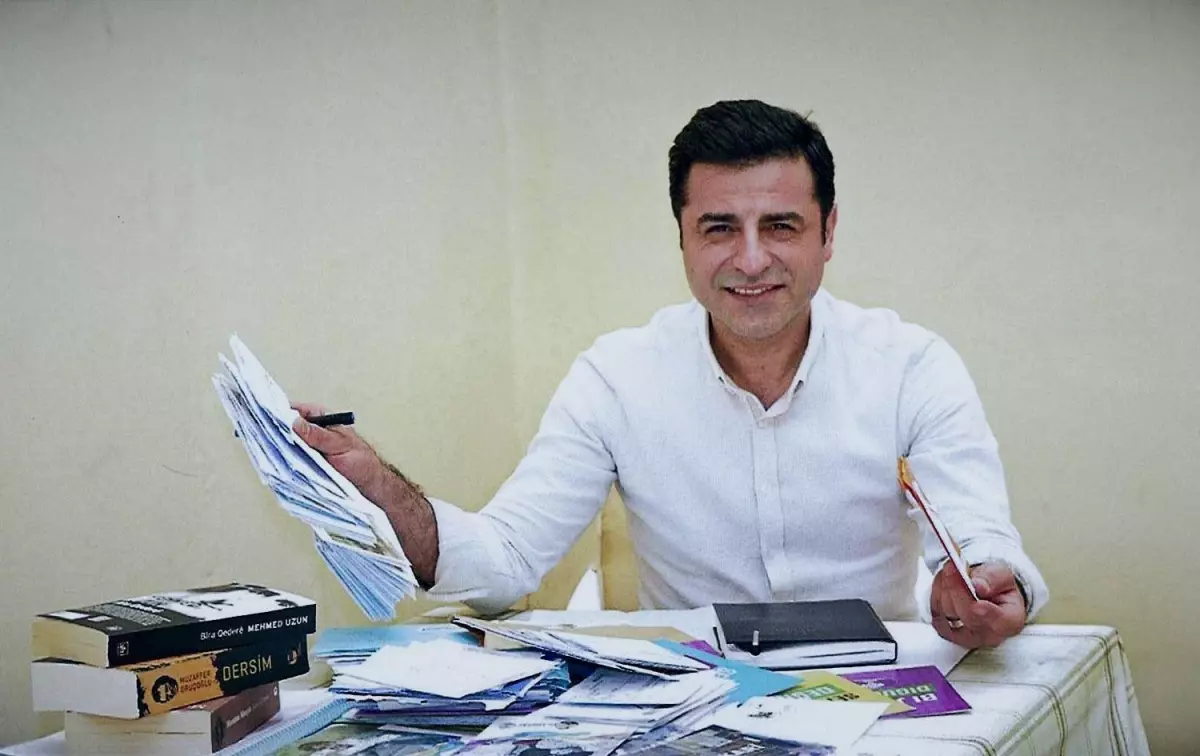 Selahattin Demirtaş\'ın alternatifi bulundu! İşte HDP\'nin cumhurbaşkanı adayı göstermeyi düşündüğü siyasetçi...