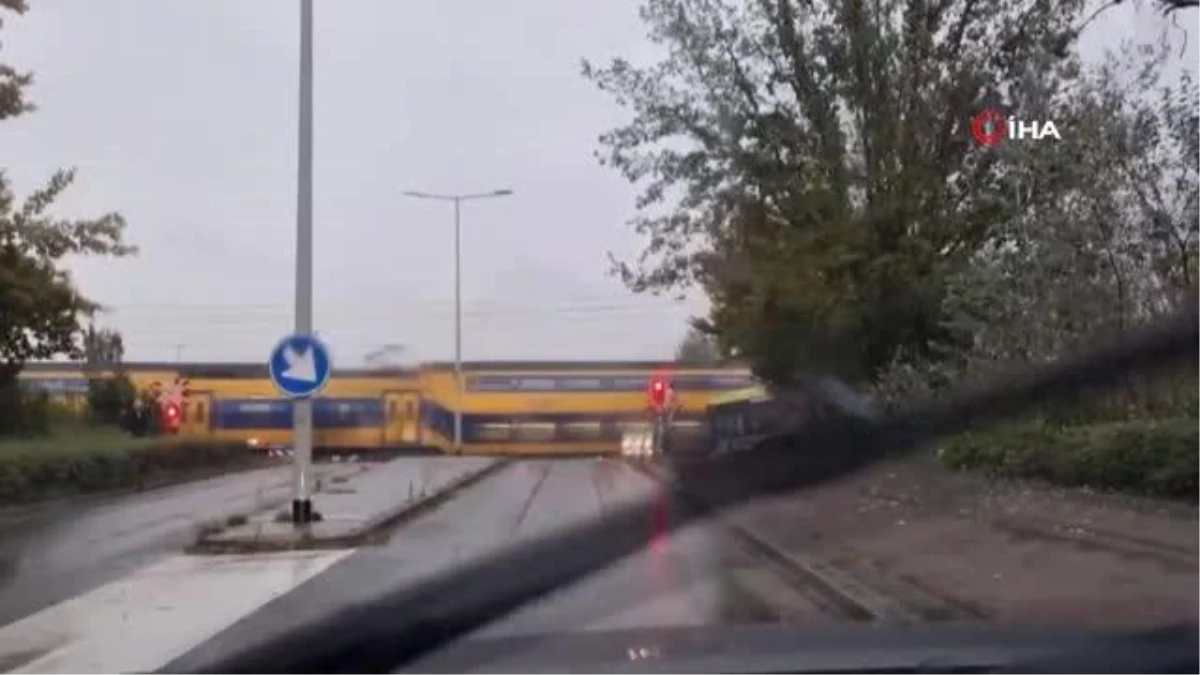 Hollanda\'da hemzemin geçitte trenin çarptığı otobüs ikiye bölündü