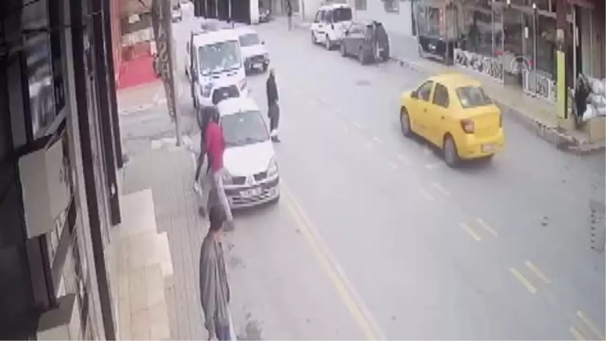 Son dakika haberleri... İki kişinin yaralandığı bıçaklı kavga güvenlik kamerasında