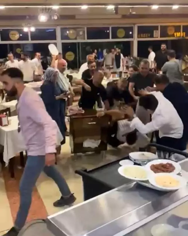 İstek şarkı isteyen müşterinin kafasında sandalye kırdılar