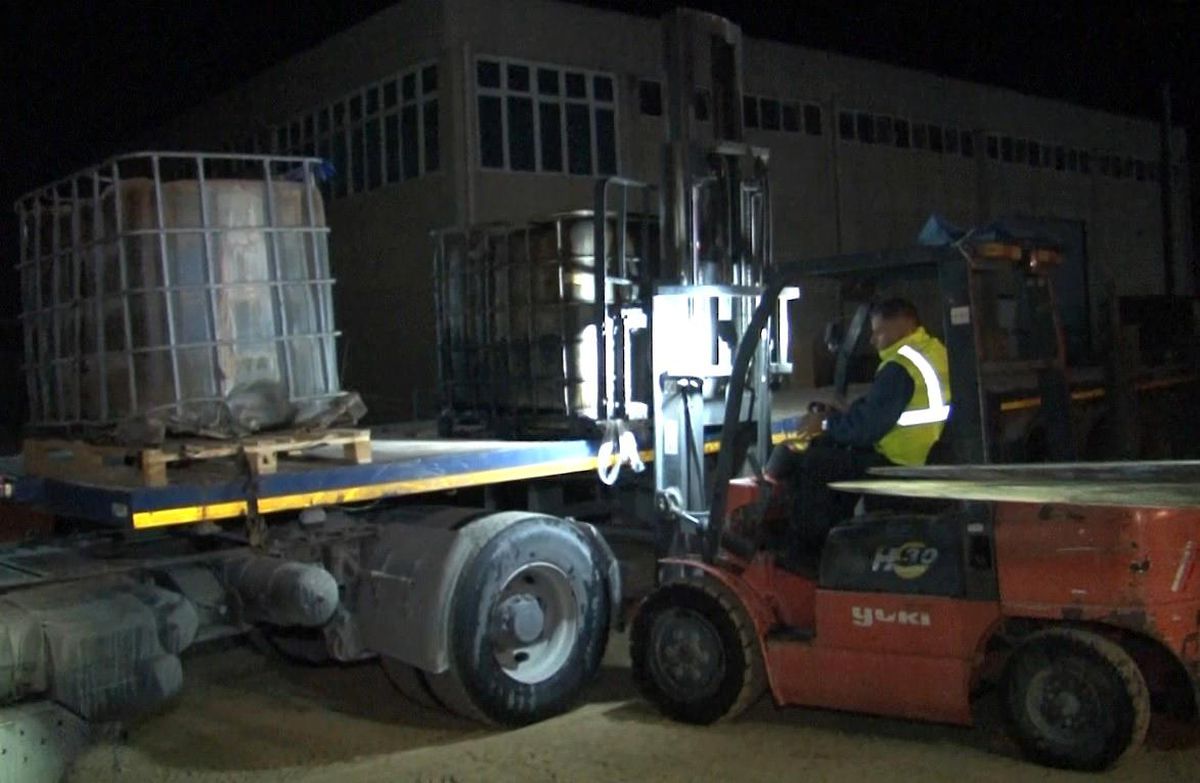 İzmir haberleri! İzmir'de ele geçirilen 1 milyon litre karışımlı akaryakıt, imha edilmek üzere taşınıyor