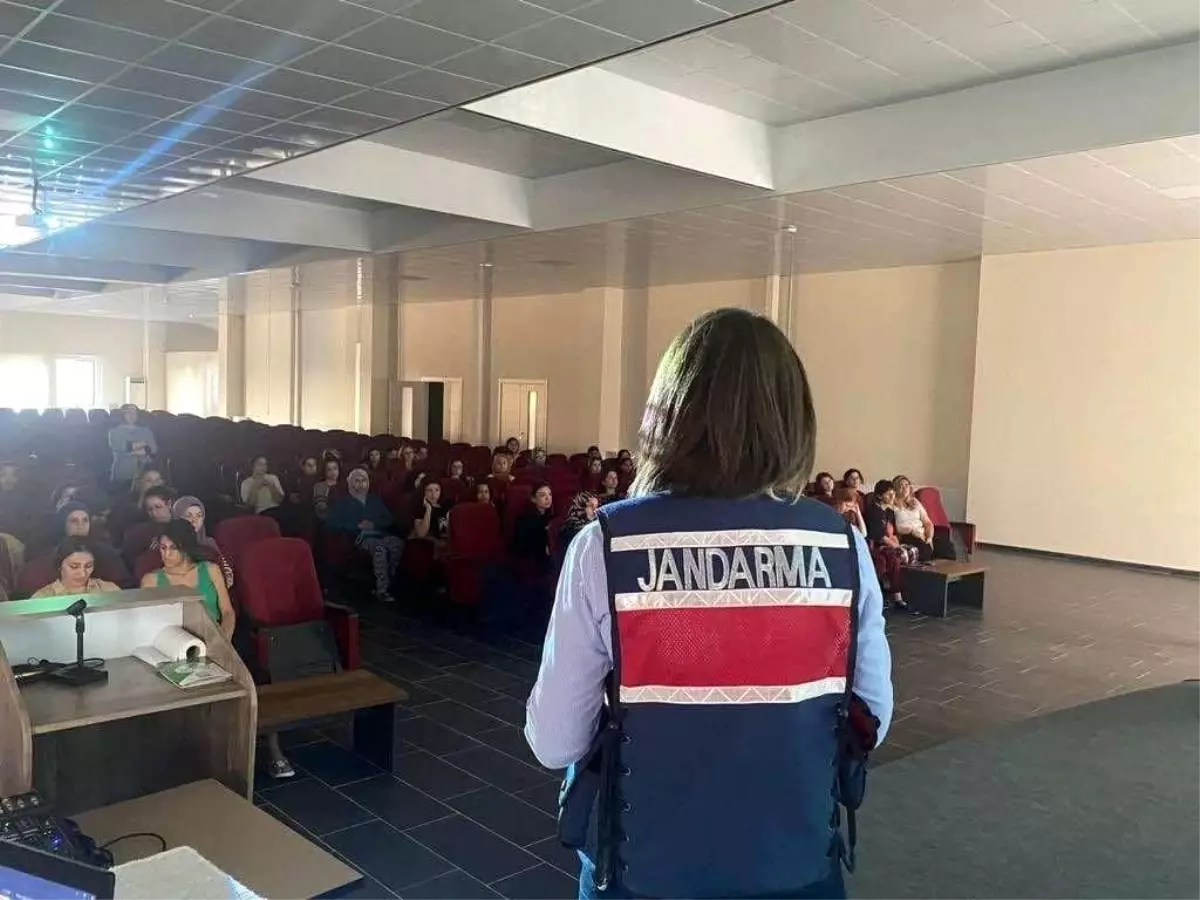 Jandarma üniversite kız öğrenci yurdunda kalan öğrencileri bilgilendirdi