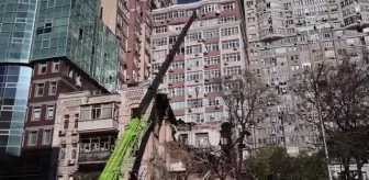 Kamikaze dronların hedefindeki binada enkaz kaldırma çalışmaları bugün de devam etti