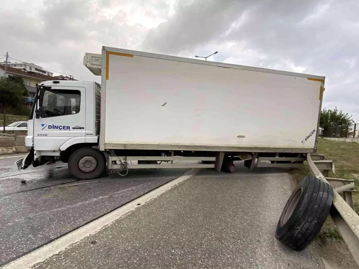 Kartal\'da lastiği çıkan kamyon, bariyerlere çarptı: Trafik felç oldu