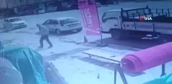 Kayan kamyonu eliyle böyle durdurmaya çalıştı