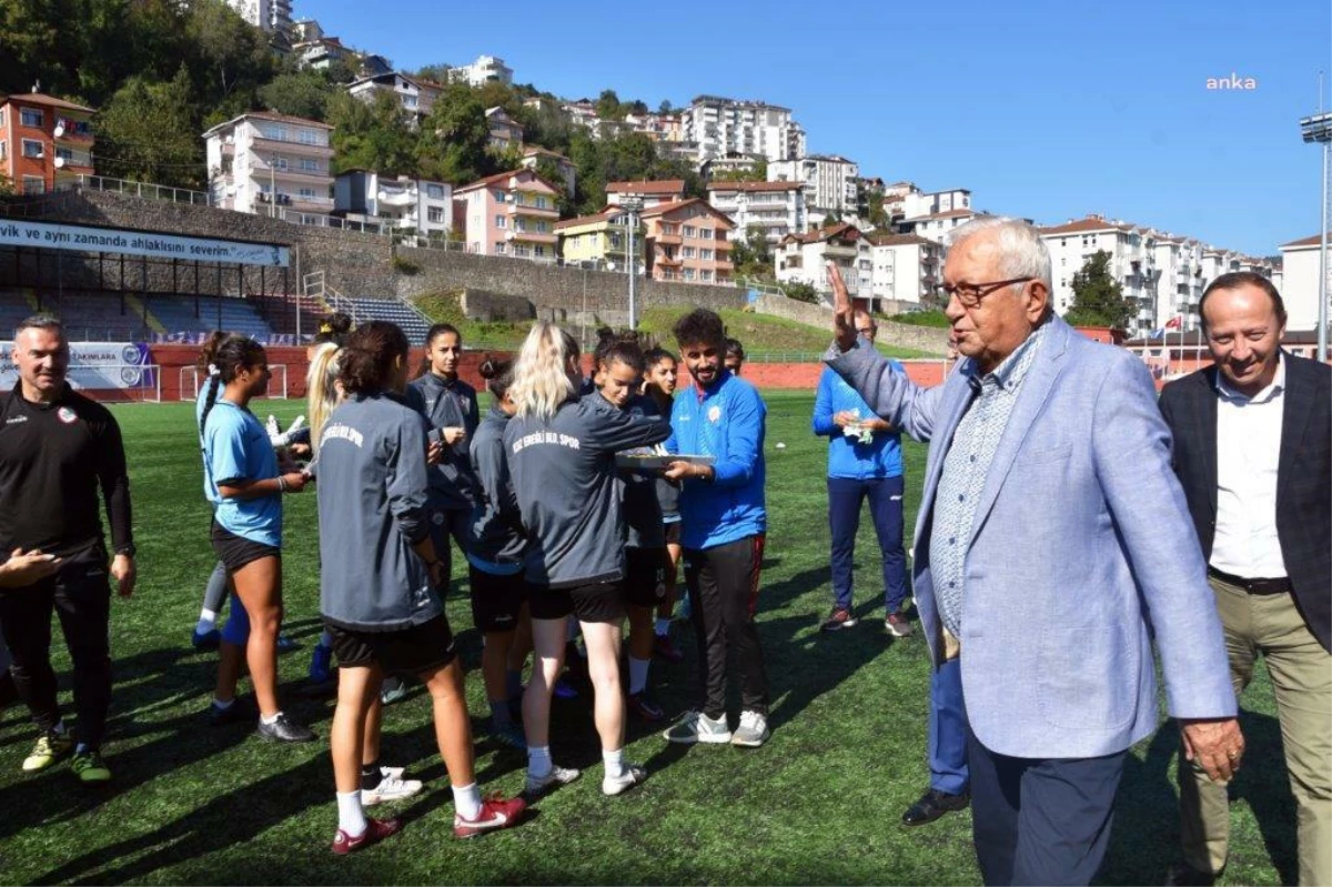 Zonguldak haberleri: Kdz. Ereğli Belediye Başkanı Halil Posbıyık, Kız Futbol Takımı\'nı Ziyaret Etti