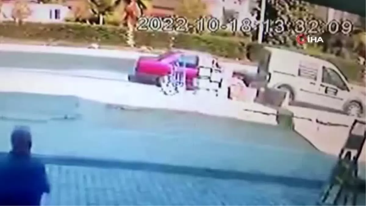 Son dakika haber: Park halindeki araca arkadan böyle çarptı: 1\'i çocuk 3 yaralı