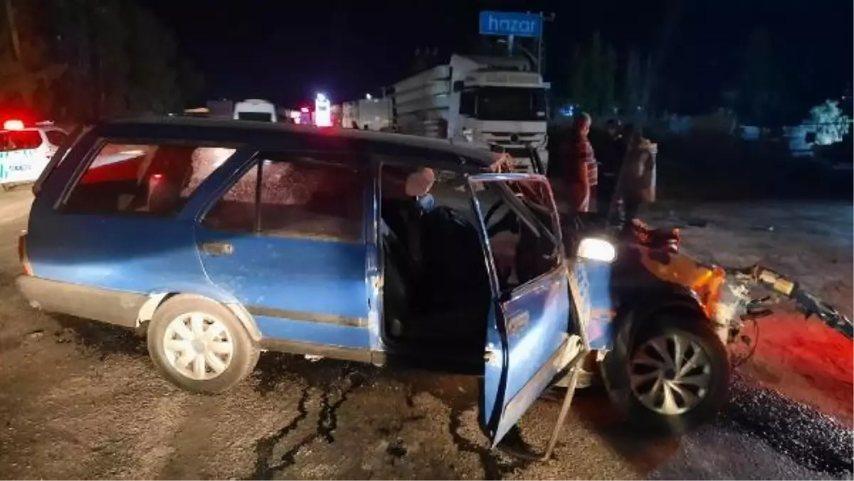 Park halindeki tıra çarpan otomobilin sürücüsü yaralandı