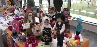 Psikiyatri hastaları elleri ile yaptıkları eserleri sergiledi