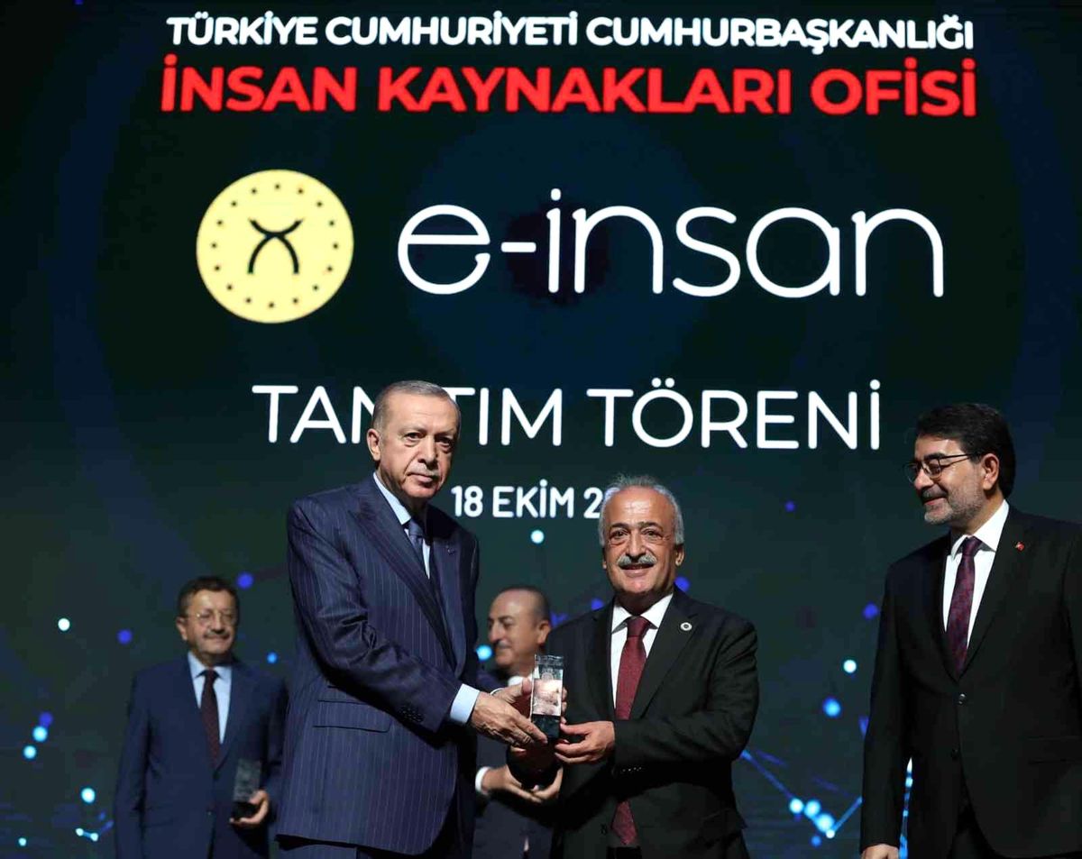 Rektör Çomaklı\'ya Cumhurbaşkanı Erdoğan\'dan bir haftada ikinci ödül