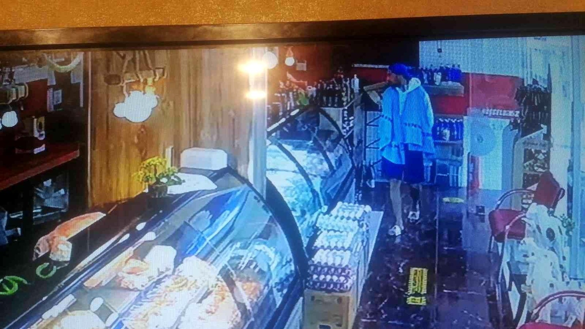 Turist görünümlü şahsın, otomobil hırsızlığı kamerada