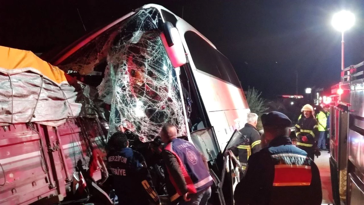 Amasya haber: Amasya\'da yolcu otobüsü ile kamyon çarpıştı: 2 ölü, 19 yaralı