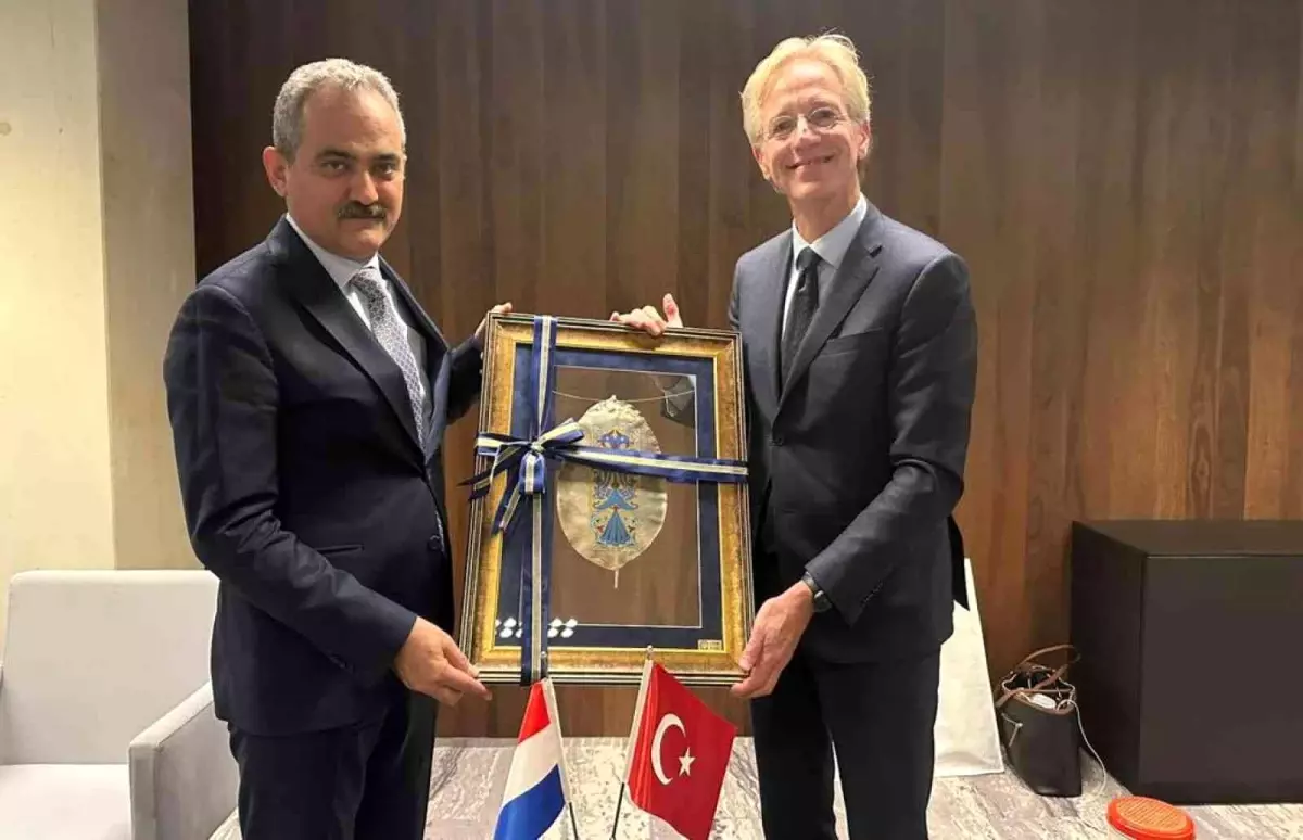 Milli Eğitim Bakanı Özer, Hollanda\'da mevkidaşı Dijkgraaf ile görüştü