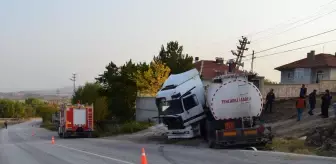 Çankırı haberleri! Çankırı'da arıza yapan akaryakıt tankeri sürücüsüz 100 metre geriye seyrederek yoldan çıktı