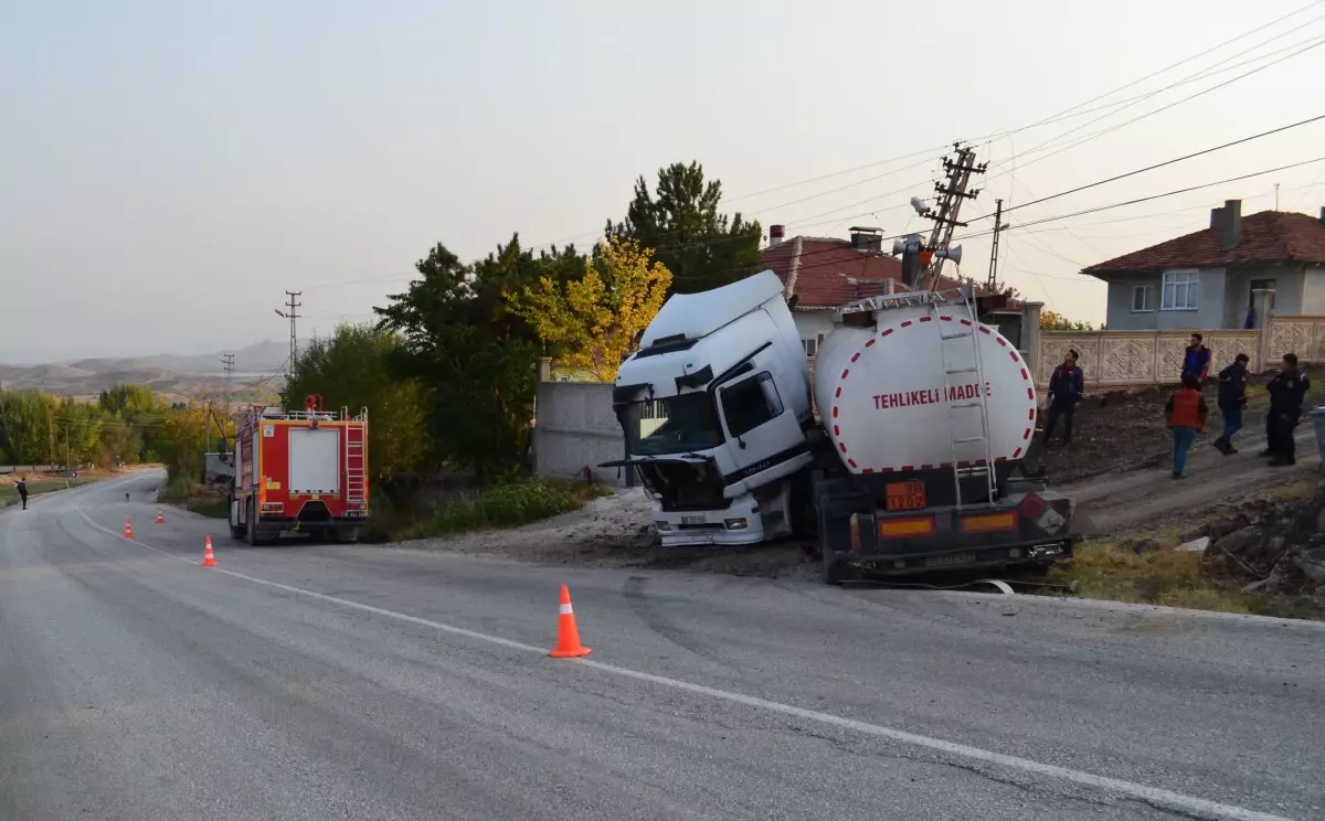 Çankırı haberleri! Çankırı\'da arıza yapan akaryakıt tankeri sürücüsüz 100 metre geriye seyrederek yoldan çıktı