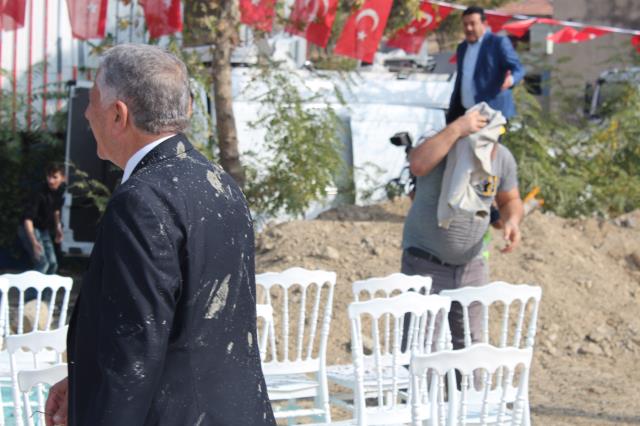 Cumhurbaşkanı Erdoğan'ın da video konferans yöntemiyle katıldığı temel atma töreninde harç krizi Cumhurbaşkanı Erdoğan'ın da video konferans yöntemiyle katıldığı temel atma töreninde harç krizi