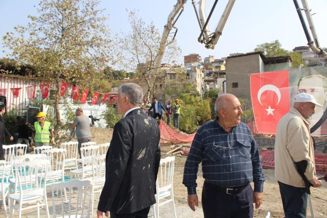 Cumhurbaşkanı Erdoğan'ın da video konferans yöntemiyle katıldığı temel atma töreninde harç krizi Cumhurbaşkanı Erdoğan'ın da video konferans yöntemiyle katıldığı temel atma töreninde harç krizi