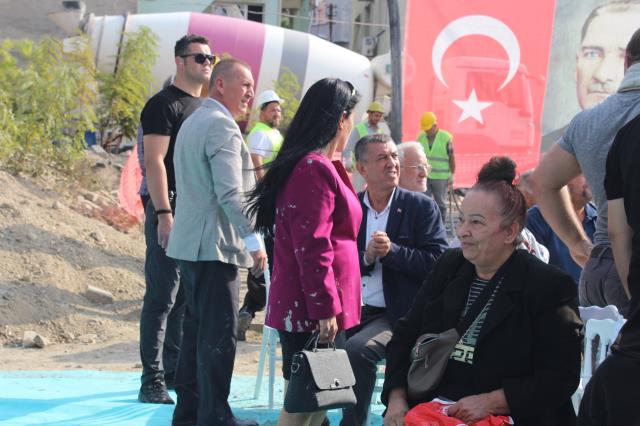 Cumhurbaşkanı Erdoğan'ın da video konferans yöntemiyle katıldığı temel atma töreninde harç krizi Cumhurbaşkanı Erdoğan'ın da video konferans yöntemiyle katıldığı temel atma töreninde harç krizi