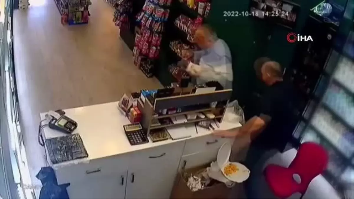 Depreme yemek yerken yakalandı... İçeceğini alıp dükkandan böyle kaçtı