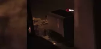 Dini içerikli kitapları ve eşyalarını yakarak balkondan aşağı attı, sonra da kendi evini yaktı