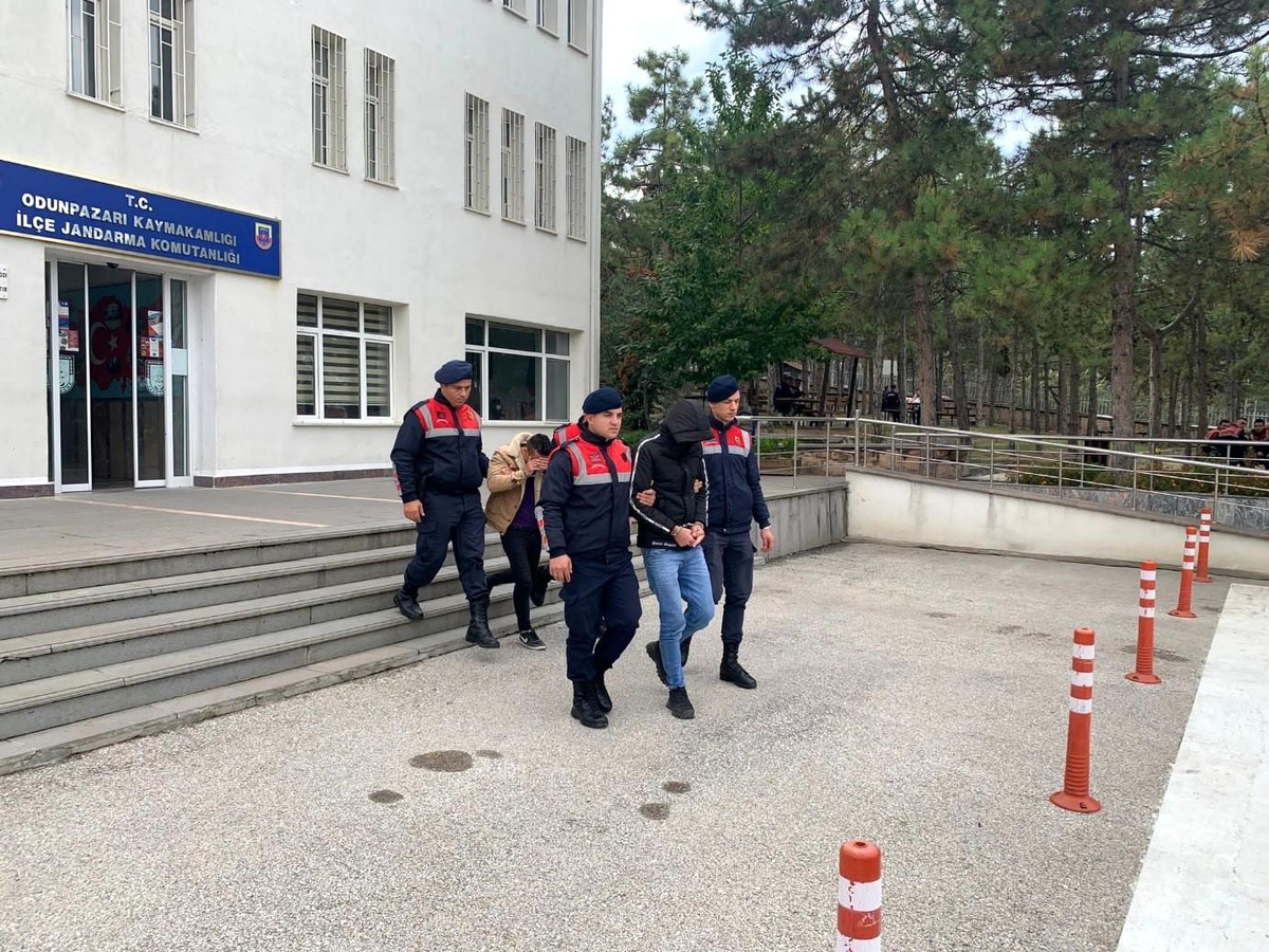 Son dakika haber: Eskişehir\'de trafo ve enerji kablosu çaldıkları belirlenen 2 şüpheli tutuklandı
