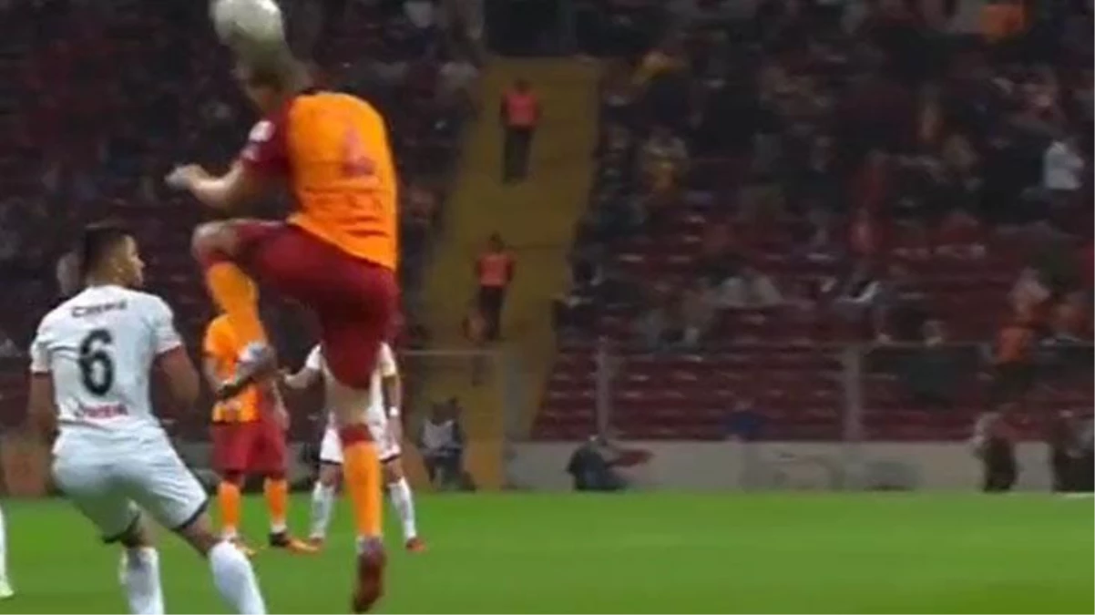 Galatasaray\'ın yeni futbolcusunun Kastamonusporlu oyuncuya yaptığı hareket gündem oldu