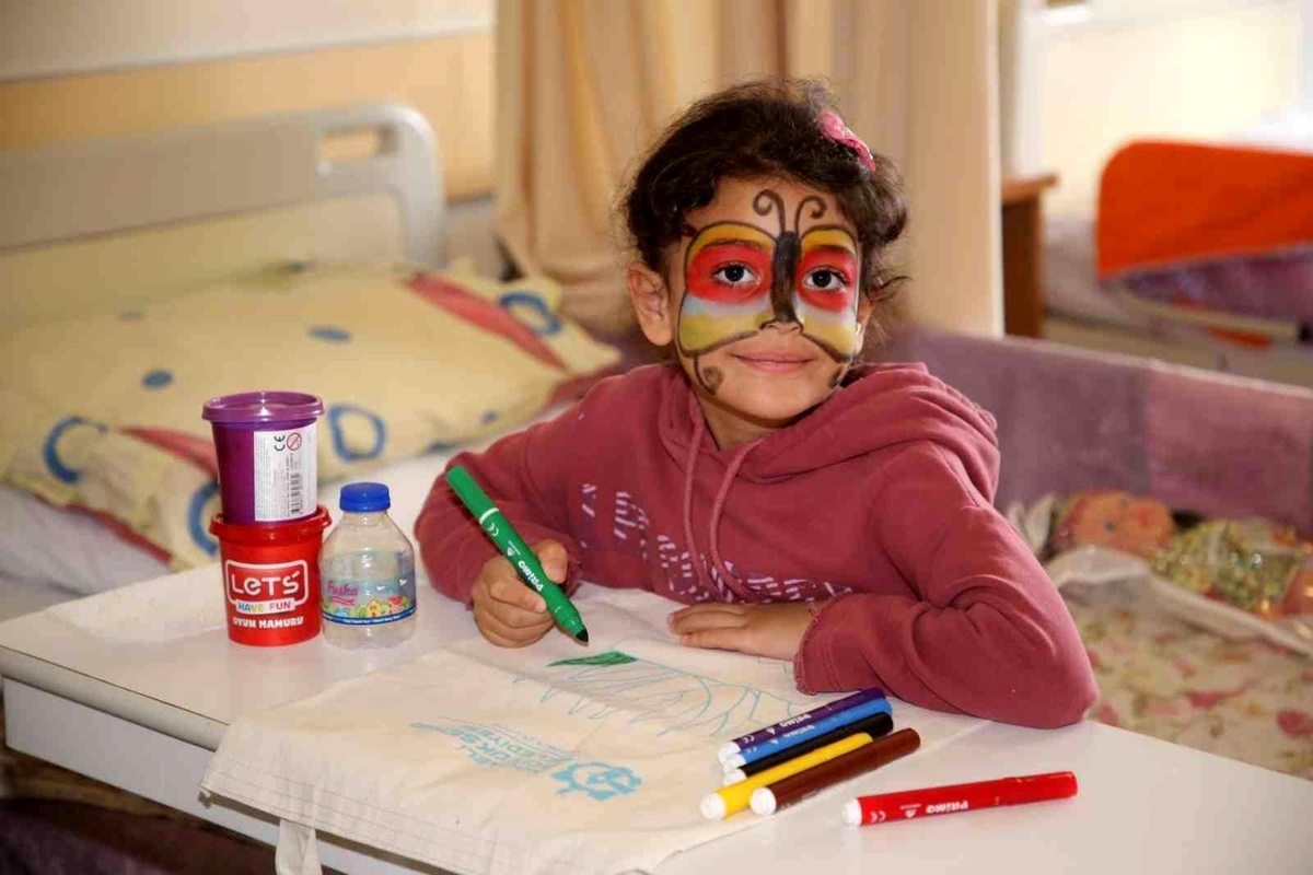 Hastanede tedavi gören çocukların yüzünü güldüren etkinlik