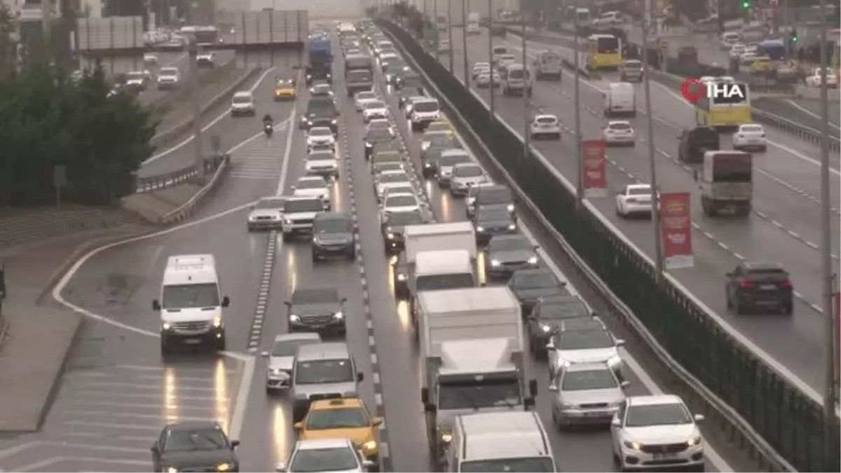 İstanbul\'da yağmur nedeniyle trafik yoğunluğu yaşanıyor