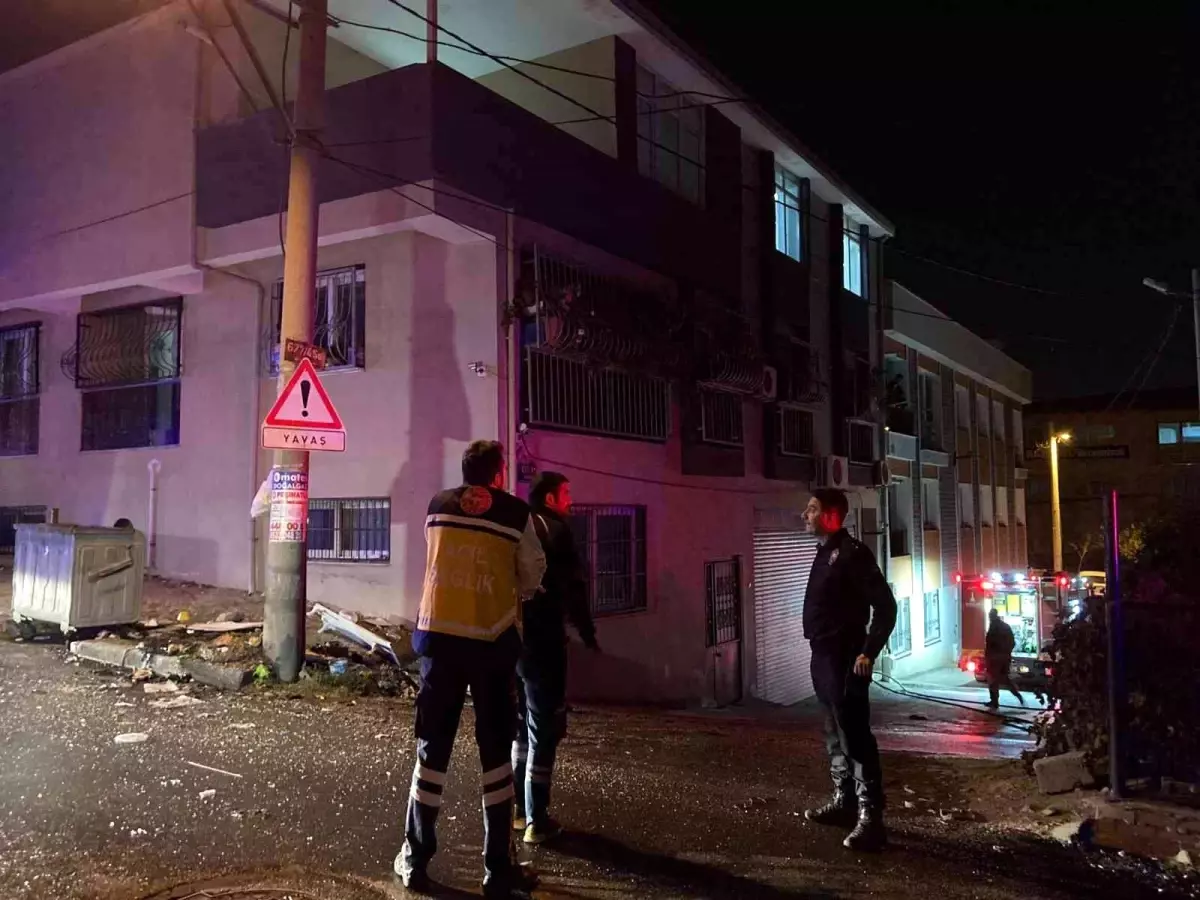 İzmir haberleri: İzmir\'de dini içerikli kitapları ve eşyalarını yakarak balkondan aşağı atan kadın, daha sonra da kendi evini yaktı