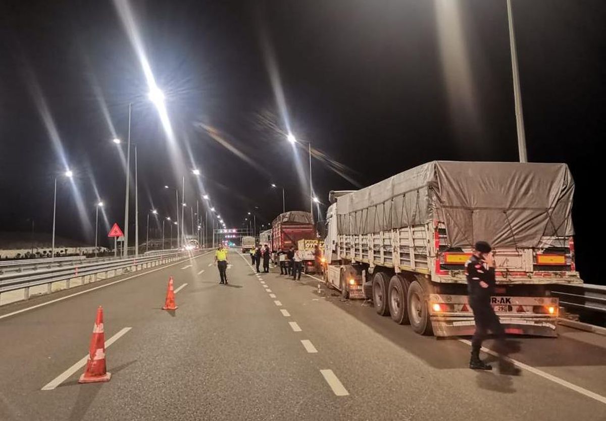 Kahramanmaraş haberi... Kahramanmaraş\'ta tırın patlayan lastiğini değiştirenlere otomobil çarptı