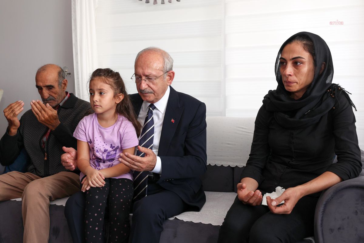 Son dakika haberi: Kılıçdaroğlu, Tece Polisevinde Şehit Olan Gezer\'in Ailesine Taziye Ziyareti Yaptı