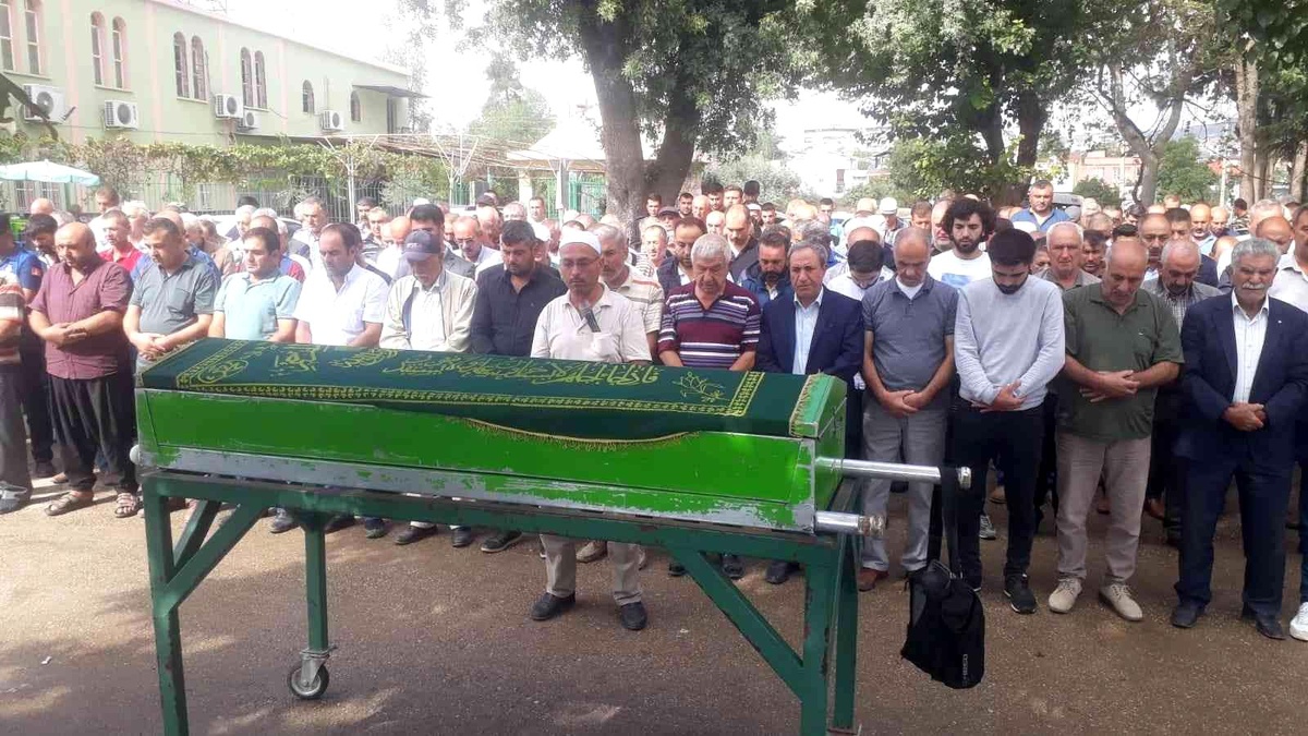 Son dakika haber! Kızları yaralı kurtulmuştu... Römorka çarpan otomobil sürücüsü toprağa verildi.